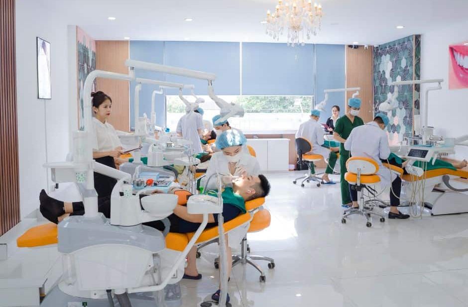 Chi phí trồng răng Implant Phường Trung Mỹ Tây (Quận 12 cũ) – Có nên ham rẻ? 4 ve-nha-khoa-viet-phap-smile